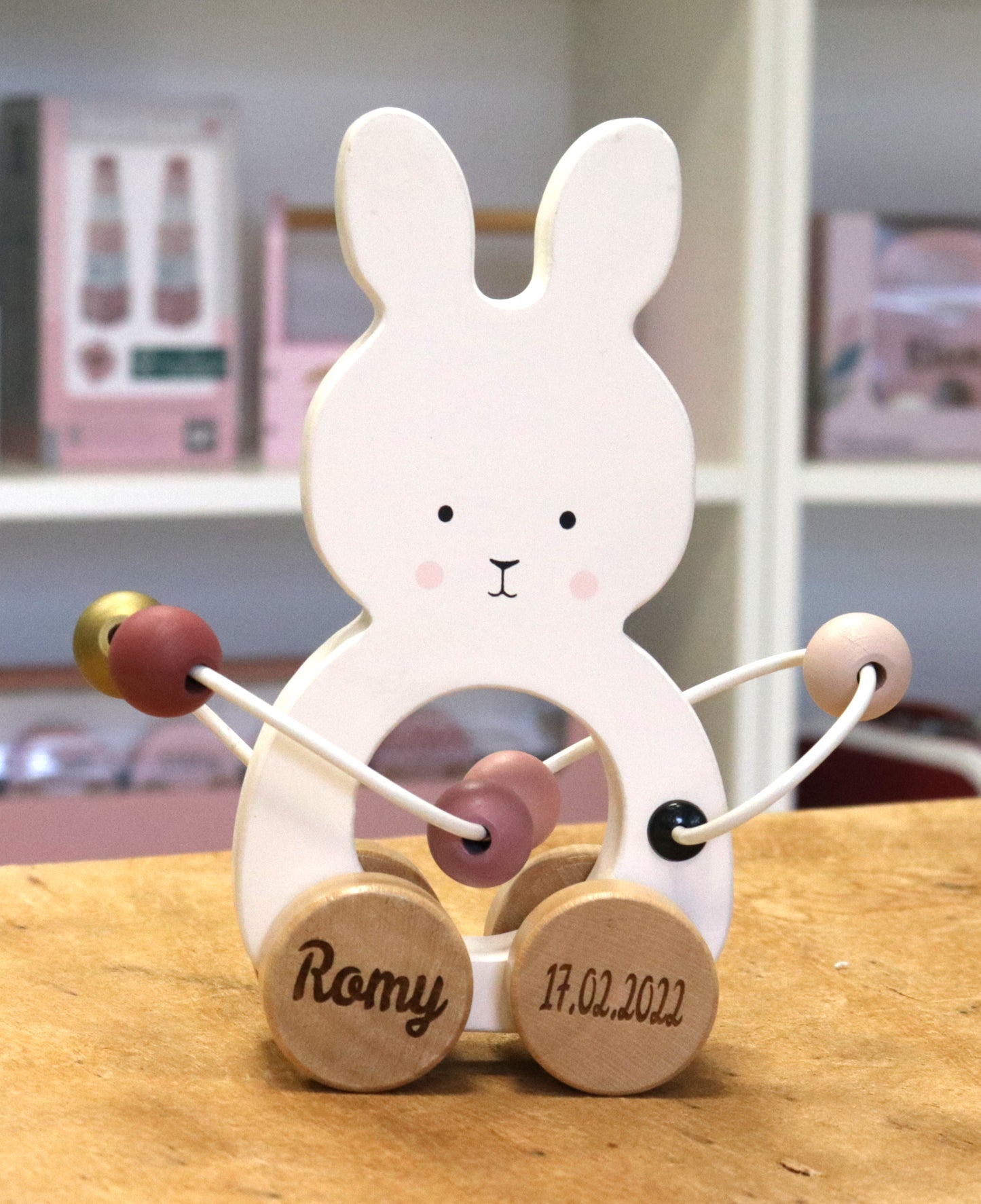 Spielzeug Hase mit Abakus aus Holz personalisiert mit Name und Datum Baby Geschenk mit Gravur