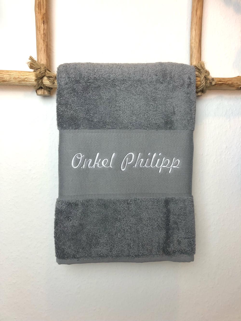 Handtuch Badetuch Badehandtuch aus 100% Baumwolle mit Namen personalisiert Bestickt Grau