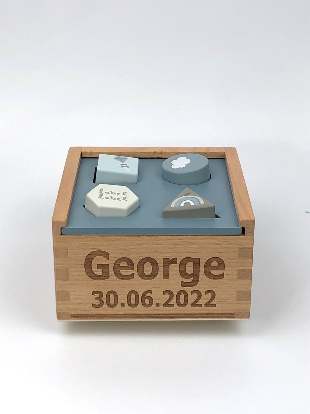 Formenspiel Sortierbox aus Holz blau personalisiert mit Name und Datum Baby Geschenk mit Gravur