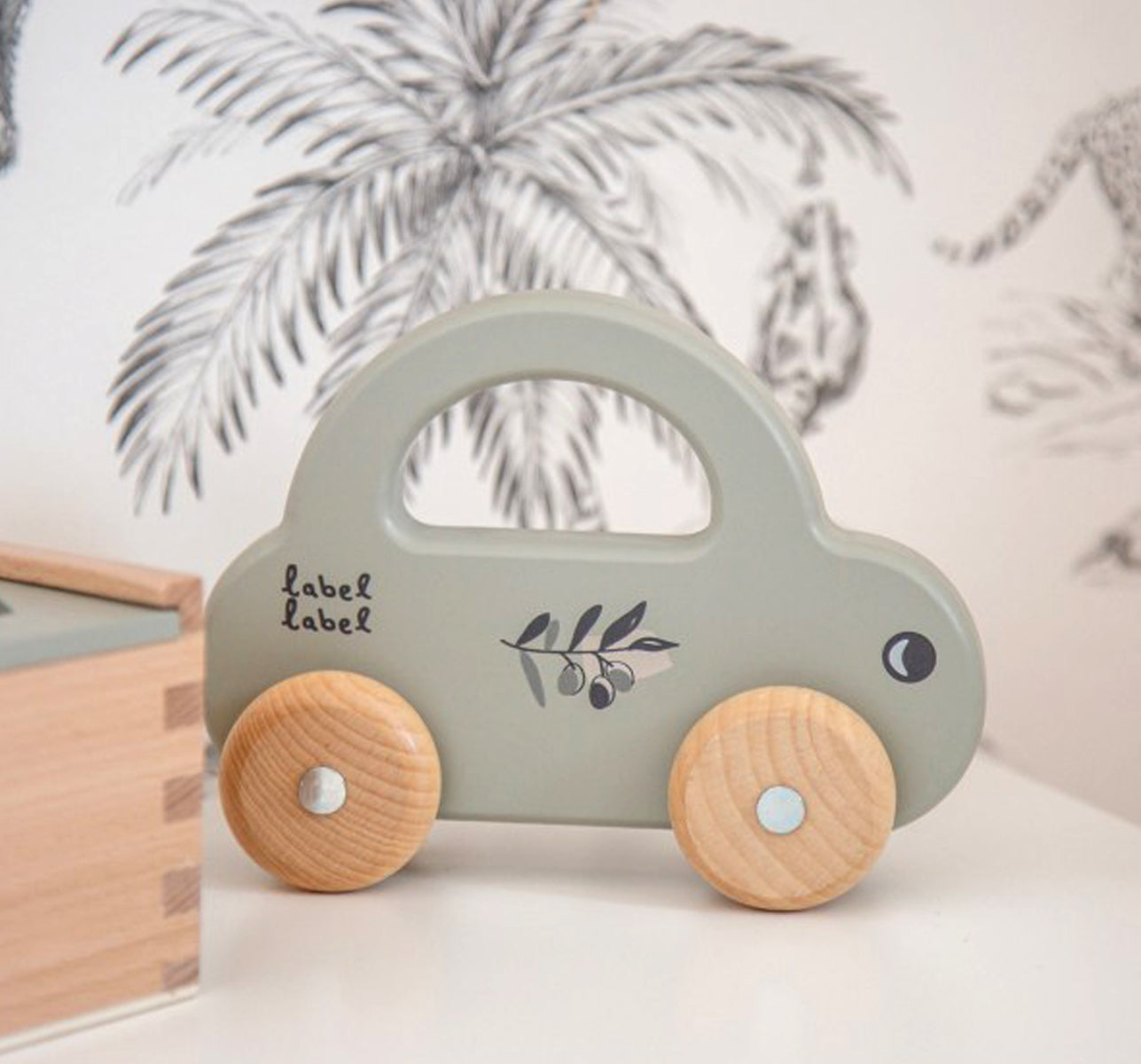 Spielzeug Auto aus Holz oliv personalisiert mit Name Baby Geschenk mit Gravur