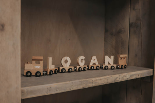 Buchstabenzug Namenszug Holzeisenbahn magnetisch Holzbuchstaben Wunschname zusammenstellen natur