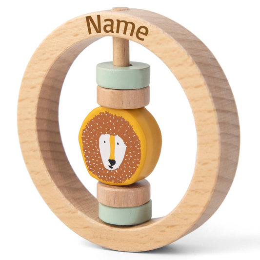 Trixie Rassel Baby aus Holz PERSONALISIERT mit Name graviert Greifring für Baby Geschenk zur Geburt Löwe