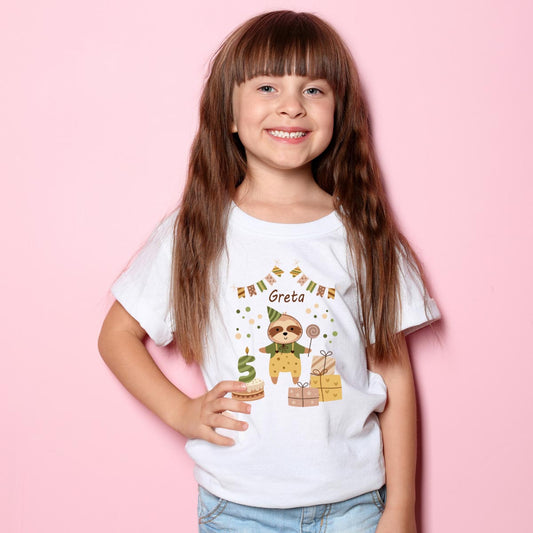 Kinder T-Shirt zum Geburtstag mit Faultiermotiv, personalisiert mit Wunschname und Zahl, Geburtstagsshirt aus Baumwolle