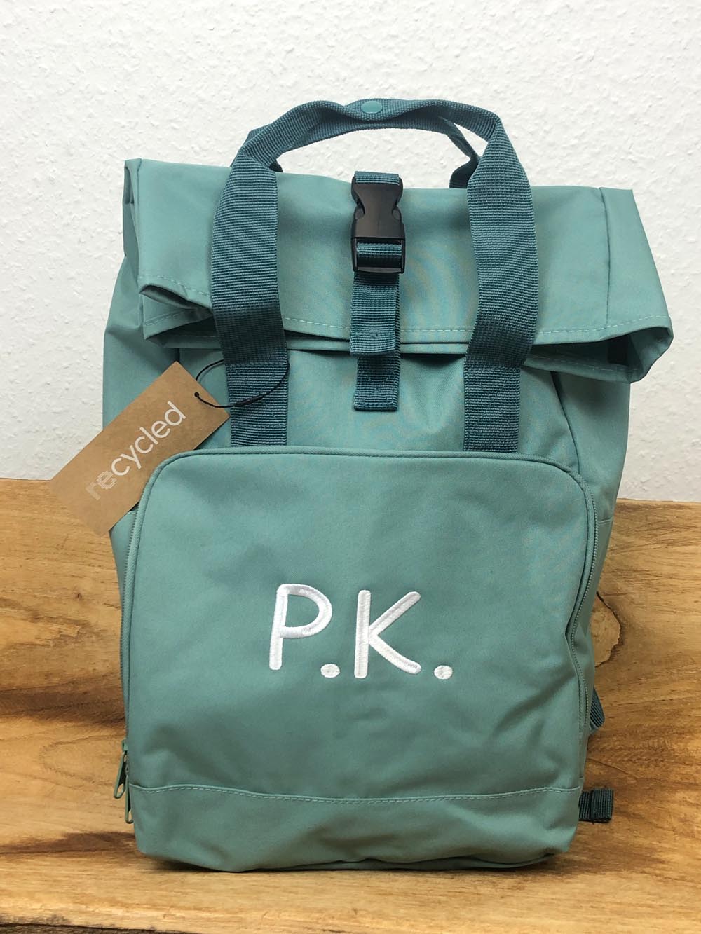 Rucksack mit Name bestickt Rolltop für Kinder und Erwachsene verstellbare Schultergurte 100% Recycled Polyester salbeigrün