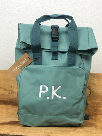 Rucksack mit Name bestickt Rolltop für Kinder und Erwachsene verstellbare Schultergurte 100% Recycled Polyester salbeigrün