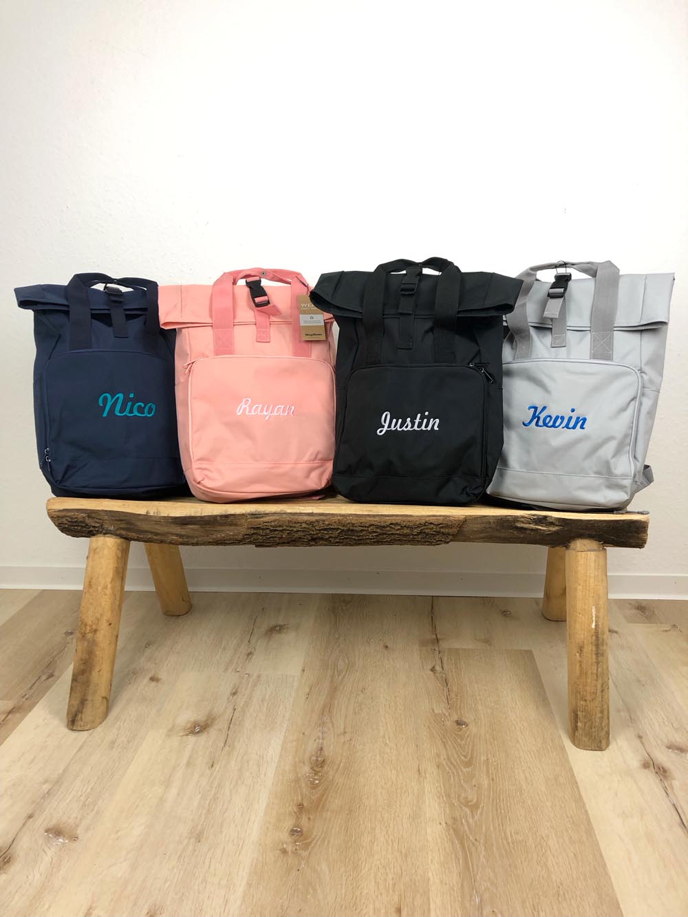 Rucksack mit Name bestickt Rolltop für Kinder und Erwachsene verstellbare Schultergurte 100% Recycled Polyester hellgrau