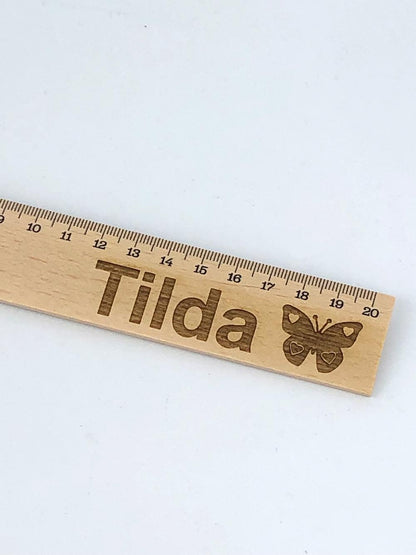 Personalisiertes Lineal zur Einschulung mit Name & Motiv graviert - 20cm Holzlineal Geschenk für Schulanfänger Schmetterling