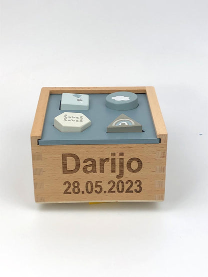 Formenspiel Sortierbox aus Holz blau personalisiert mit Name und Datum Baby Geschenk mit Gravur
