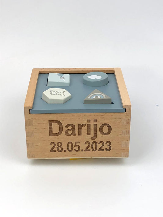 Formenspiel Sortierbox aus Holz blau personalisiert mit Name und Datum Baby Geschenk mit Gravur