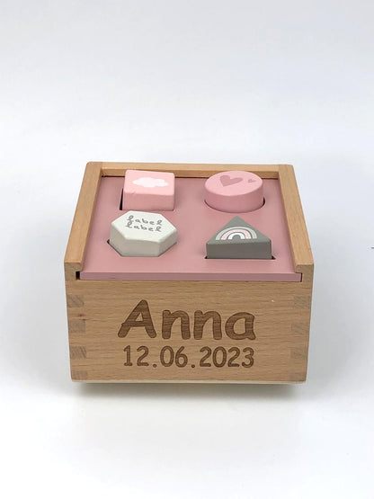 Formenspiel Sortierbox aus Holz rosa personalisiert mit Name und Datum Baby Geschenk mit Gravur