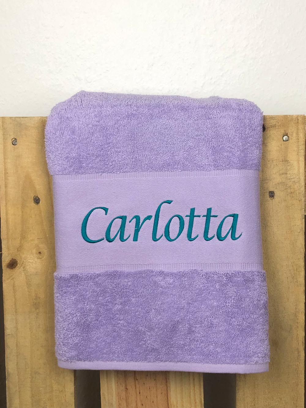 Handtuch Badetuch Badehandtuch aus 100% Baumwolle mit Namen personalisiert Bestickt Flieder