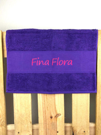Handtuch Badetuch Badehandtuch aus 100% Baumwolle mit Namen personalisiert Bestickt Lila