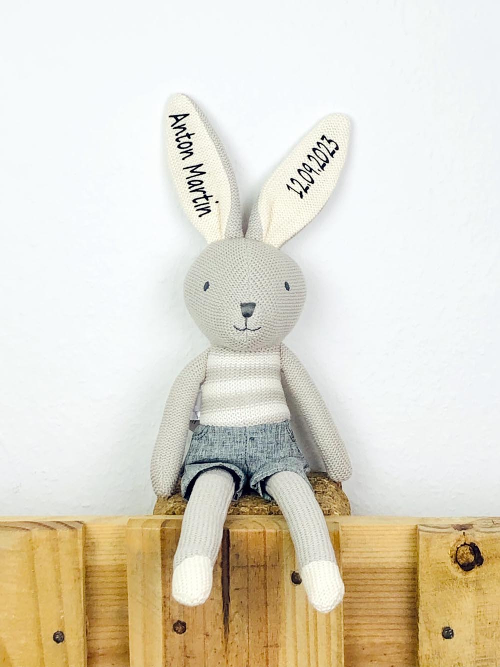 Hase Stofftier mit Name und Geburtsdatum Kuscheltier gestrickt personalisiert Geschenk zur Geburt Hasenjunge