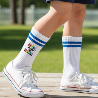 Kindersocken blau zur Einschulung, Tennissocken mit Aufdruck Schulkind 2026, Motiv Stifte