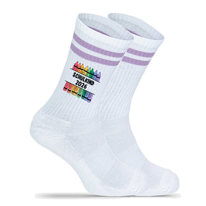 Kindersocken lila zur Einschulung, Tennissocken mit Aufdruck Schulkind 2026, Motiv Stifte