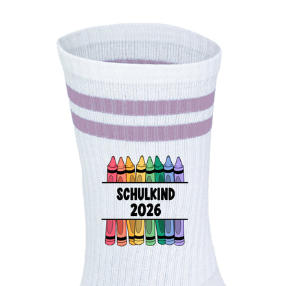 Kindersocken lila zur Einschulung, Tennissocken mit Aufdruck Schulkind 2026, Motiv Stifte