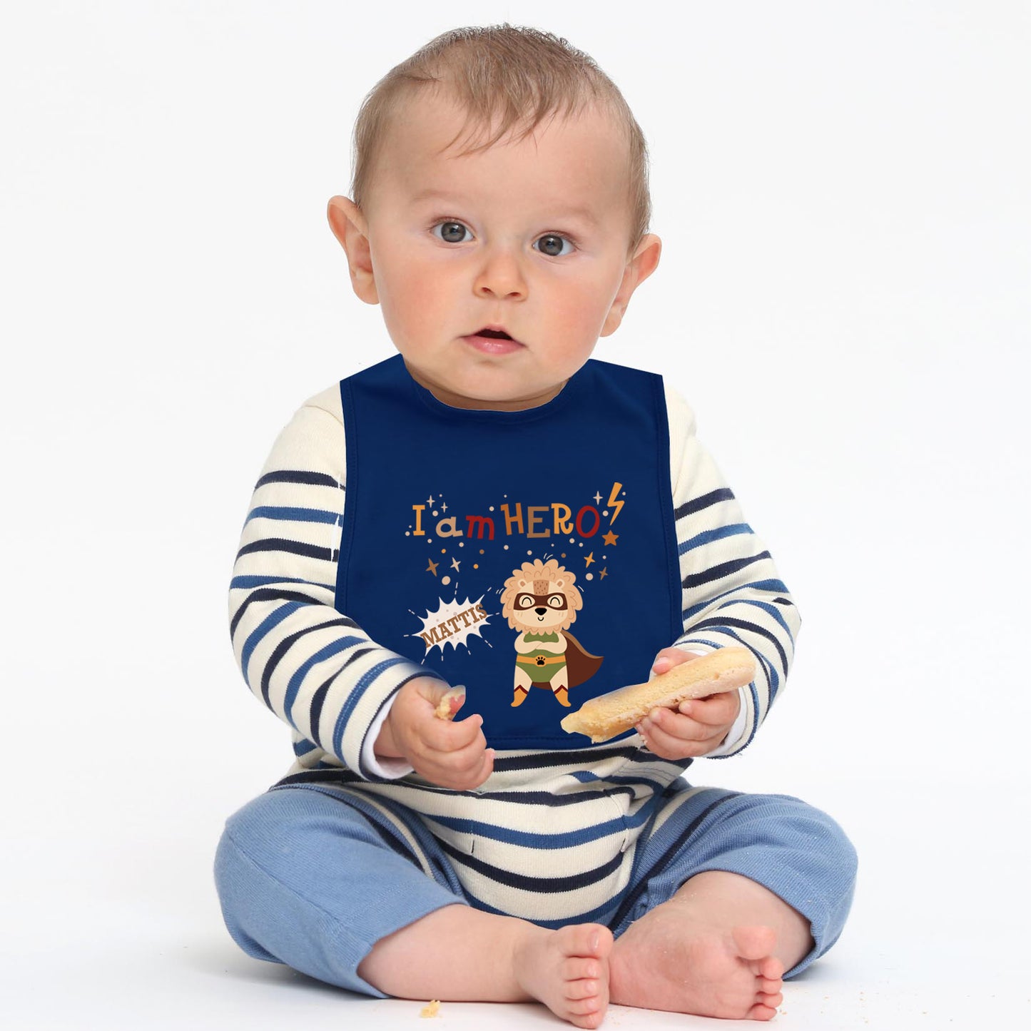 Personalisiertes Lätzchen aus 100% Baumwolle Babylätzchen doppellagiger weicher Stoff 38cm lang Motiv Hero Löwe