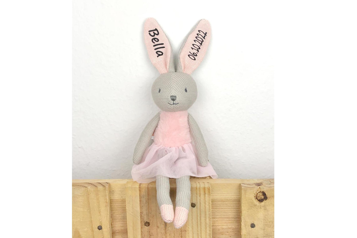 Hase Stofftier mit Name und Geburtsdatum Kuscheltier gestrickt personalisiert Geschenk zur Geburt Hasenmädchen