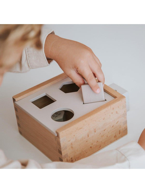 Formenspiel Sortierbox aus Holz beige personalisiert mit Name und Datum Baby Geschenk mit Gravur