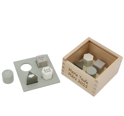 Formenspiel Sortierbox aus Holz oliv personalisiert mit Name und Datum Baby Geschenk mit Gravur