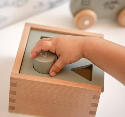 Formenspiel Sortierbox aus Holz oliv personalisiert mit Name und Datum Baby Geschenk mit Gravur