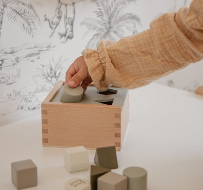 Formenspiel Sortierbox aus Holz oliv personalisiert mit Name und Datum Baby Geschenk mit Gravur