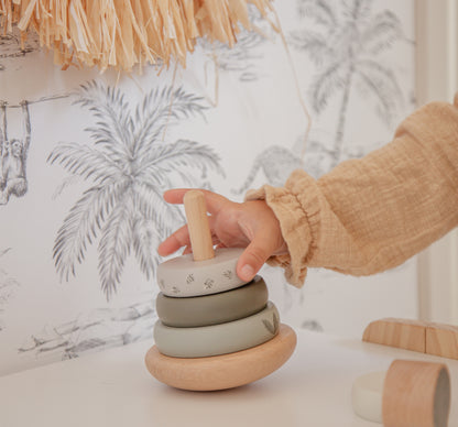 Holz Stapelturm oliv personalisiert mit Name und Geburtsdaten Baby Geschenk mit Gravur Geschenk zur Geburt oder Taufe