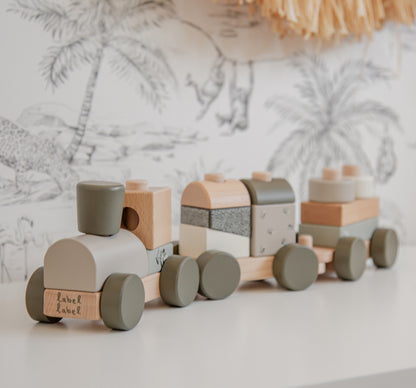 Holzzug Holz Eisenbahn oliv personalisiert mit Name und Geburtsdaten Baby Geschenk mit Gravur