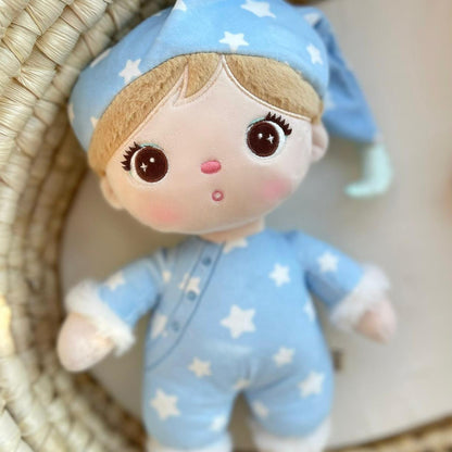 Personalisierte Schlafpuppe mit Schlafmütze weiche Plüschpuppe mit Namen Sternenmuster Schlafanzug Hellblau