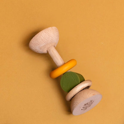 Trixie Rassel Baby aus Holz und Silikon PERSONALISIERT mit Name graviert Greifstab für Baby Geschenk zur Geburt Dino