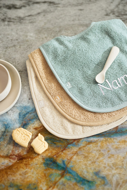 Lätzchen für Babys mit Name bestickt weicher Frottee aus 100% Baumwolle Babylätzchen 38cm lang helles petrol