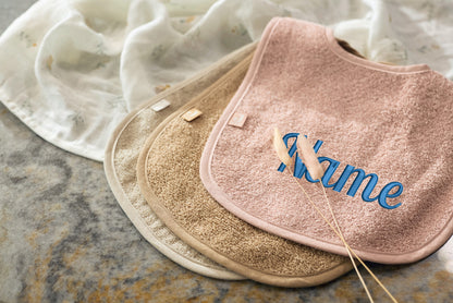 Lätzchen für Babys mit Name bestickt weicher Frottee aus 100% Baumwolle Babylätzchen 38cm lang helles petrol