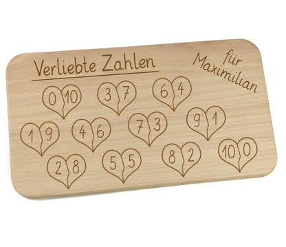 Personalisiertes Frühstücksbrettchen aus Holz mit Name graviert zur Einschulung Motiv verliebte Zahlen